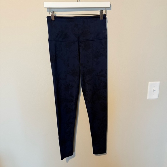 Beyond Yoga Legging Pants Navy Blue Black Floral Womens Medium Athletic Exercise - Picture 1 of 10